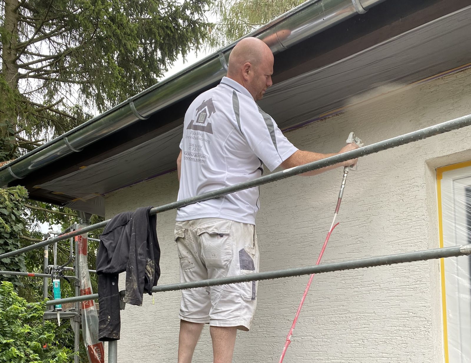 Björn Röhrig auf dem Gerüst bei Arbeiten an der Fassade